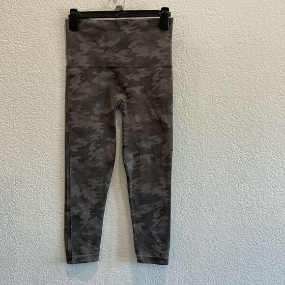 Spanx Look At Me Now Camo Seamless Cropped Leggings Size Medium - Picture 2 of 7